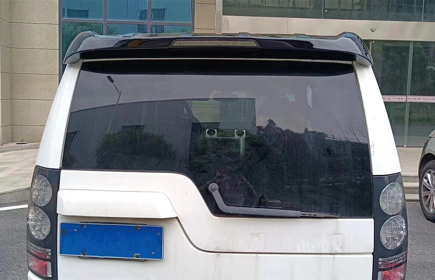 Black Rear Trunk Spoiler Lip W/ 3Rd Mounted Light fits Land Rover LR4 2010-2016